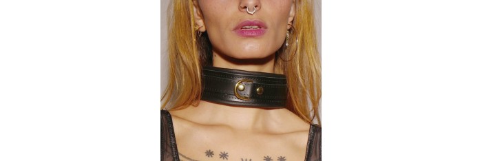 Collier en cuir molletonné et attaches Gold