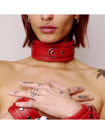 Collier en cuir molletonné rouge et attaches argentées