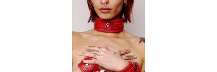 Collier en cuir molletonné rouge et attaches argentées